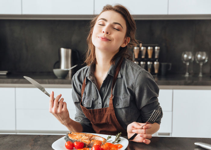 девушка кушает девушка кушает